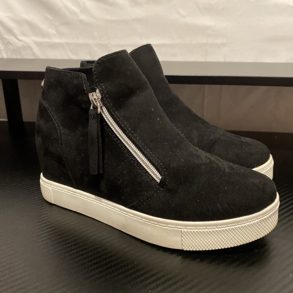 Steve Madden Women's Size 4M Wedgie Black Leather Wedge Sole Side Zip Sneakers